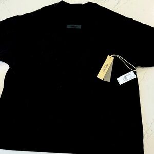 Brand new Essentials, fear of God men’s T-shirt. Size extra small. Never worn.